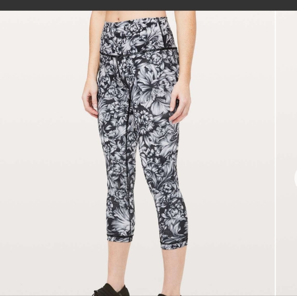 Lululemon wonder under crops - Picture 2 of 8